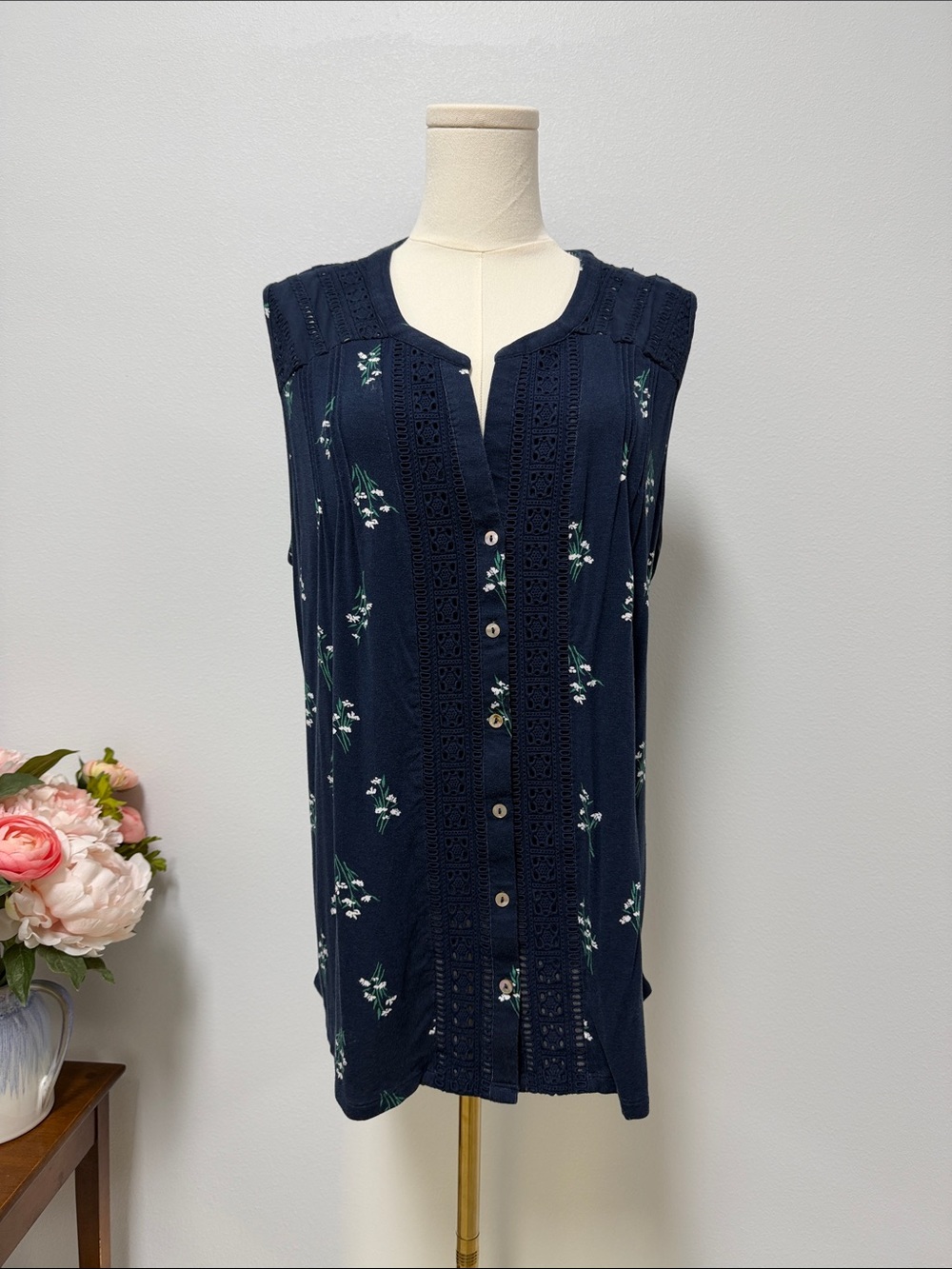 Daniel Rainn Navy Sleeveless Floral Sleeveless Button-Front Top